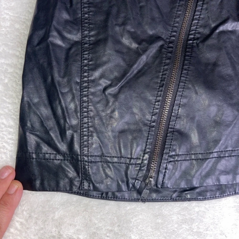 The Free People Feelin' Fresh Black Vegan Leather Mini Skirt Sz‎ 2 Wrinkly EUC